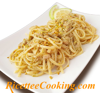 Pasta con pesto di pistacchi e tonno